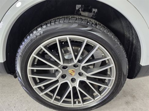 Used 2022 Porsche Cayenne Coupe image 17