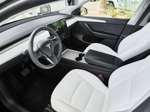 Used 2023 Tesla Model Y Long Range AWD/4WD image 2
