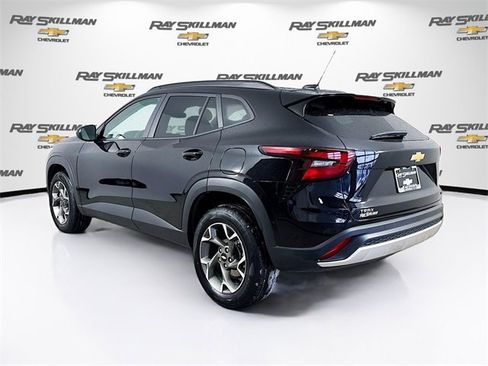 Used 2025 Chevrolet Trax LT w/ LT Convenience Package image 5
