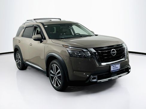 Used 2023 Nissan Pathfinder Platinum AWD/4WD image 3