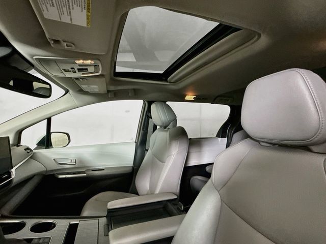 Used 2025 Toyota Sienna XLE FWD image 21