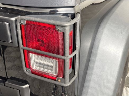 Used 2018 Jeep Wrangler Unlimited Rubicon w/ Connectivity Group image 31