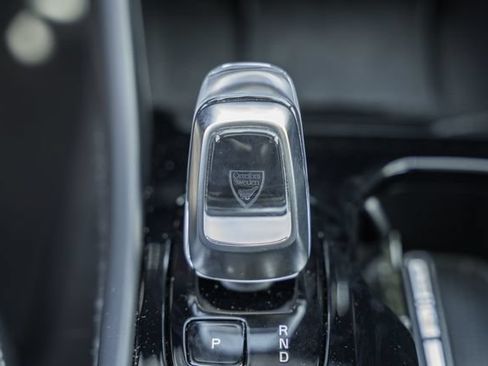 Certified 2025 Volvo XC40 B5 Plus AWD/4WD image 28