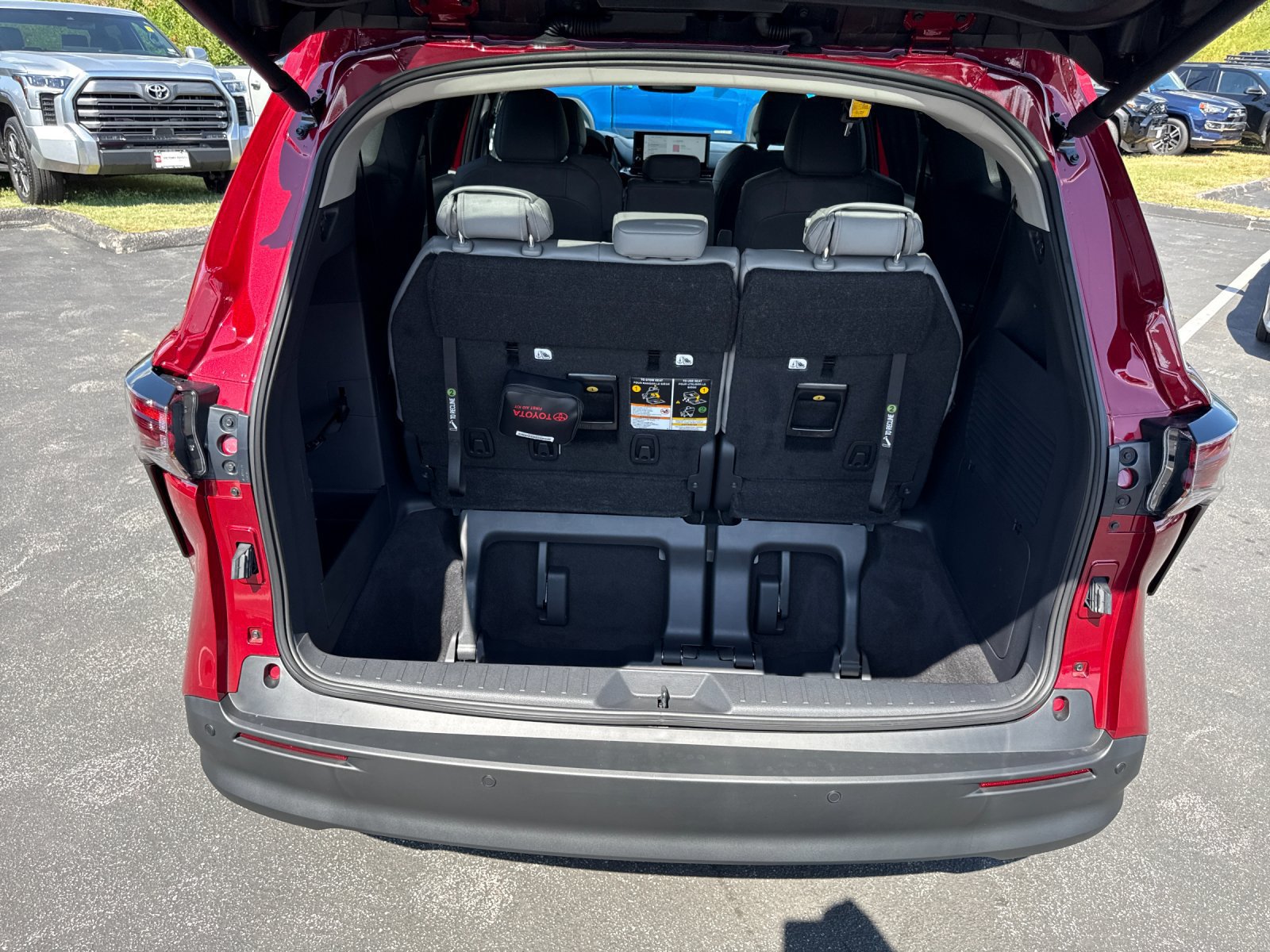 Used 2026 Toyota Sienna XLE FWD image 23