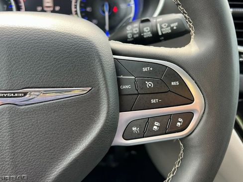 Used 2024 Chrysler Pacifica Touring-L image 28