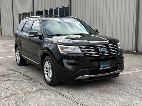 Used 2017 Ford Explorer XLT w/ Equipment Group 202A image 3