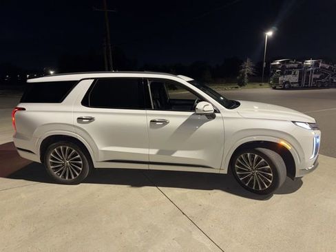 Used 2023 Hyundai Palisade Calligraphy image 4