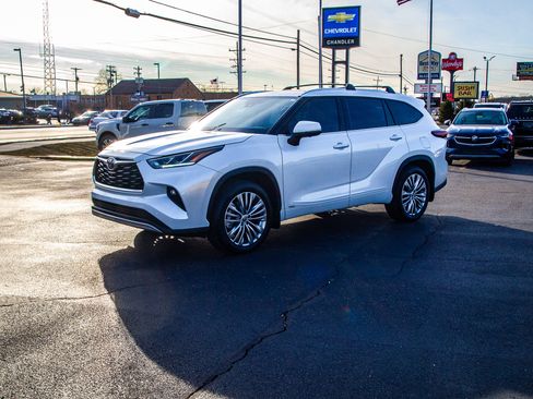 Used 2025 Toyota Highlander Platinum AWD/4WD image 3