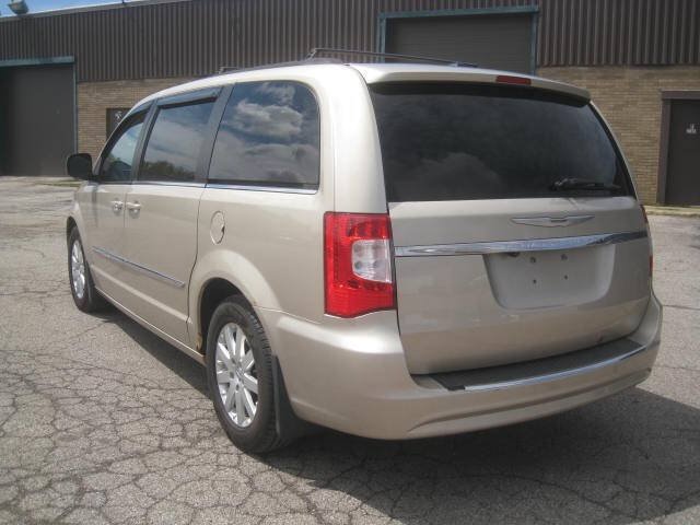 Used 2014 Chrysler Town & Country Touring FWD image 7