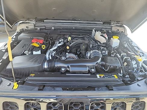 Used 2023 Jeep Gladiator Sport AWD/4WD image 9