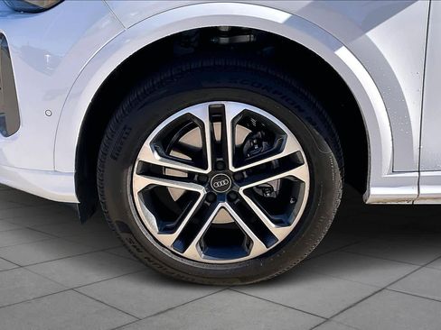 Used 2025 Audi Q5 Premium w/ Convenience Package image 10