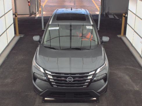 Used 2024 Nissan Rogue SV w/ SV Premium Package FWD image 2