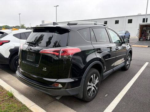 Used 2017 Toyota RAV4 LE AWD/4WD image 6