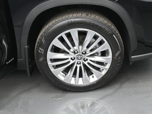 Certified 2025 Toyota Highlander Platinum AWD/4WD image 42