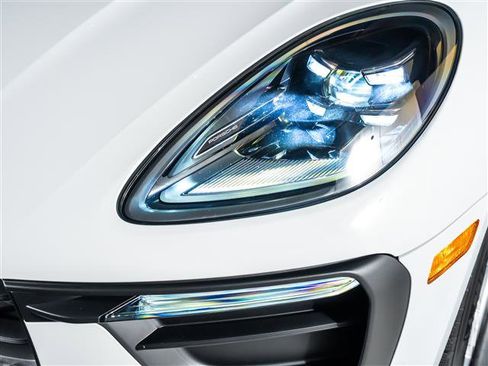 Certified 2026 Porsche Macan image 13