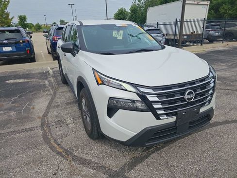 Used 2024 Nissan Rogue S FWD image 3