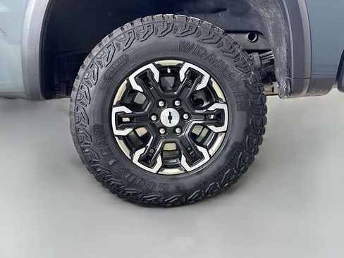 Used 2025 Chevrolet Silverado 1500 ZR2 w/ Technology Package image 35