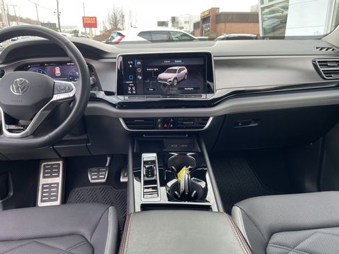 Used 2024 Volkswagen Atlas Peak Edition SE image 8