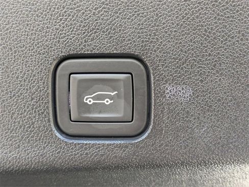 Used 2024 Chevrolet Traverse LT image 36