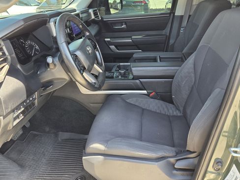 Used 2022 Toyota Tundra SR5 w/ SR5 Convenience Package AWD/4WD image 4