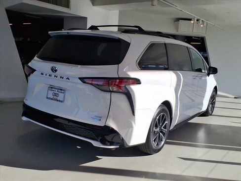 Used 2022 Toyota Sienna XSE image 4