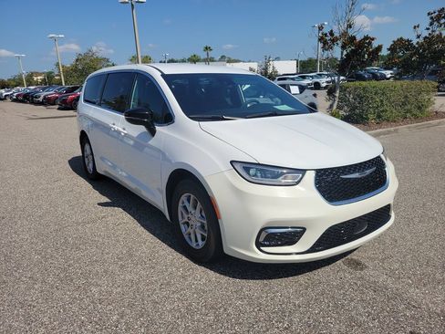Used 2024 Chrysler Pacifica Touring FWD image 2