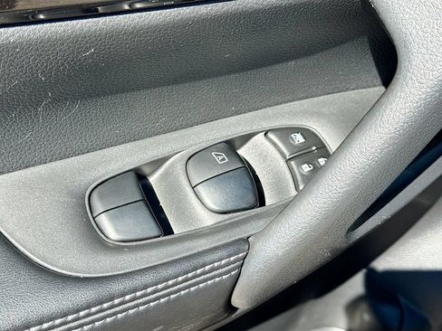 Used 2018 Nissan Rogue SV w/ Premium Package AWD/4WD image 16