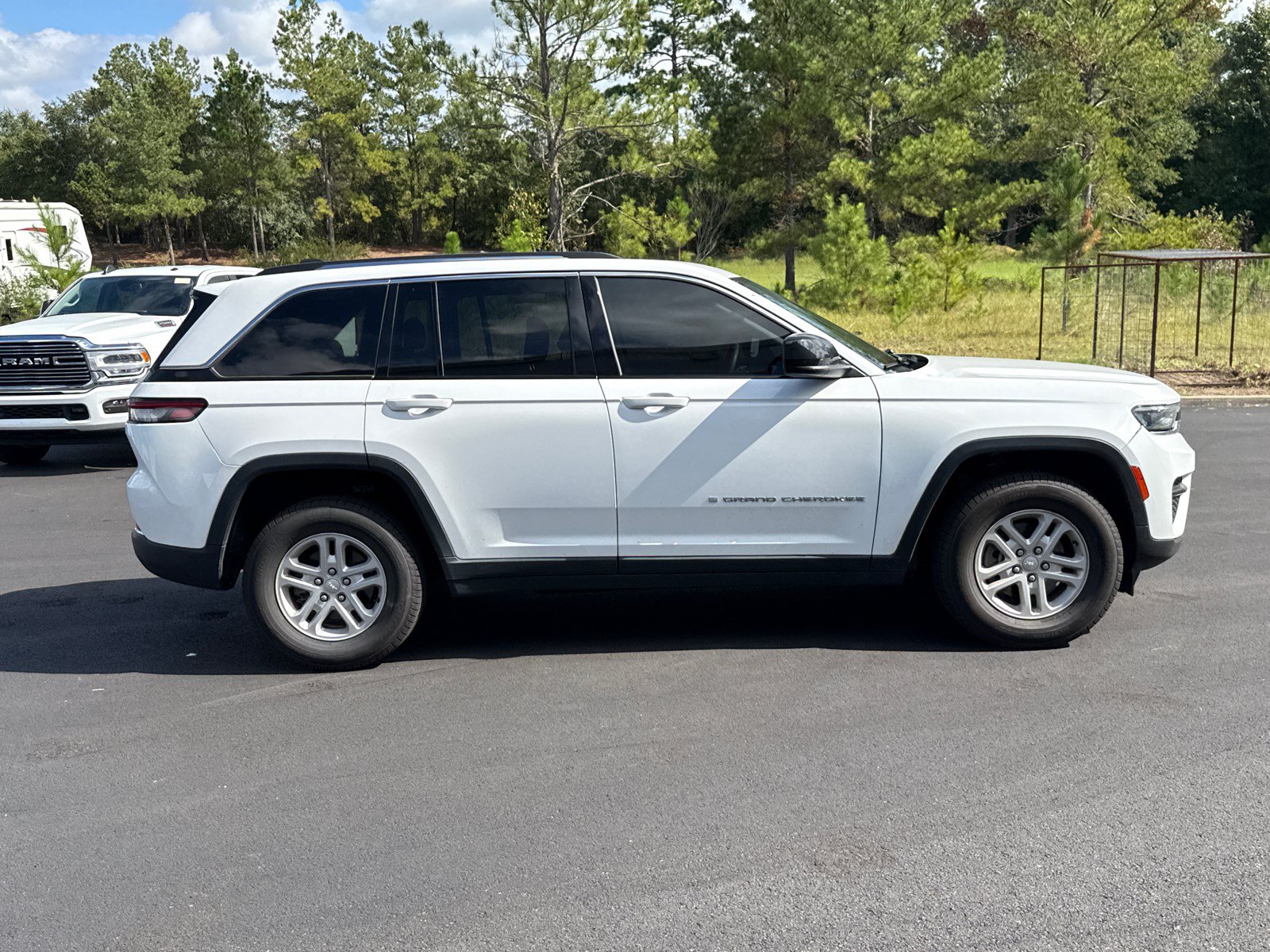 Used 2023 Jeep Grand Cherokee Laredo AWD/4WD image 4