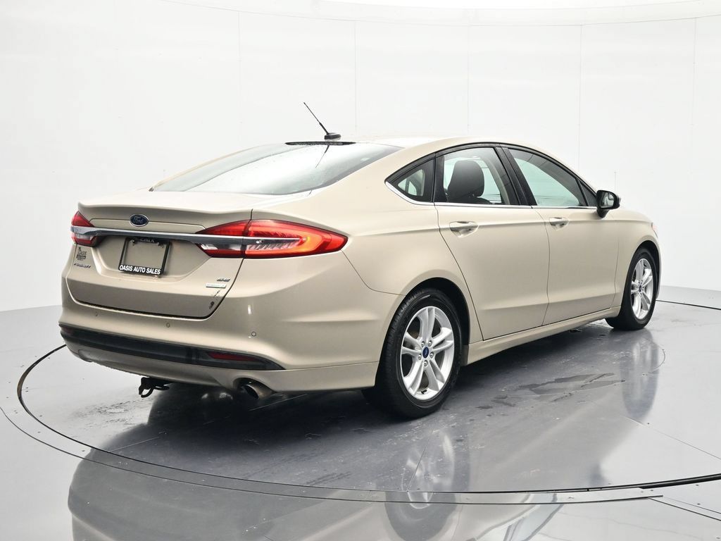 Used 2018 Ford Fusion SE w/ Fusion SE Technology Package FWD image 5