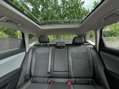 Used 2024 Volkswagen Taos SE w/ Panoramic Sunroof Package FWD image 16