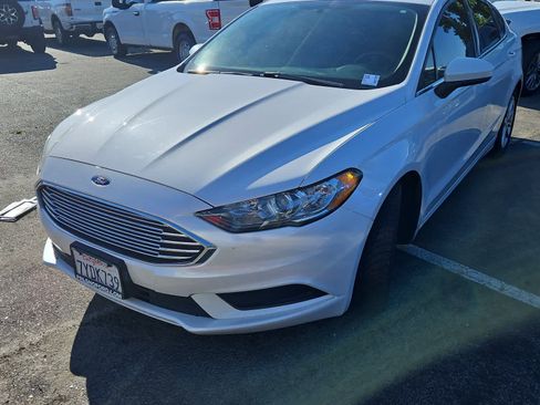 Used 2017 Ford Fusion SE w/ Fusion SE Technology Package image 1