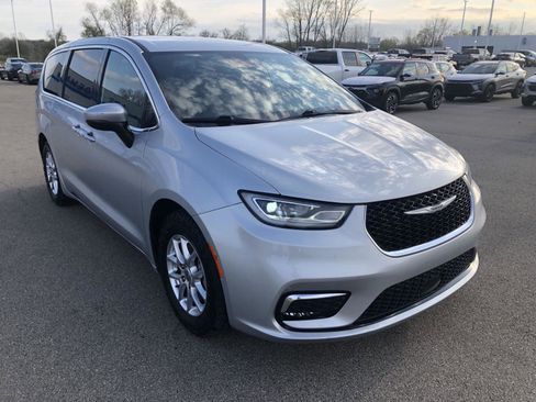 Used 2023 Chrysler Pacifica Touring FWD image 10