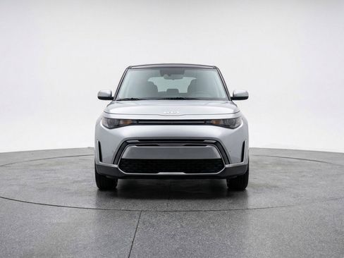 Used 2025 Kia Soul LX w/ LX Technology Package image 2