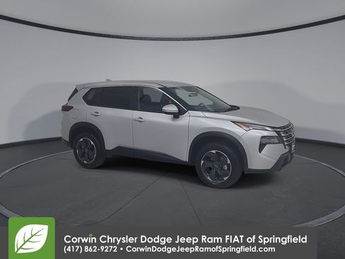 Used 2025 Nissan Rogue SV image 2