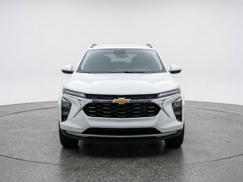 Used 2025 Chevrolet Trax LT FWD image 2
