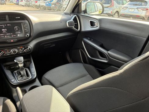 Used 2025 Kia Soul LX w/ LX Technology Package FWD image 28