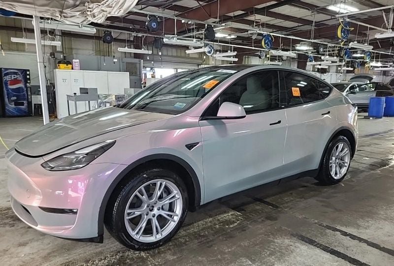 Used 2023 Tesla Model Y Long Range AWD/4WD image 1