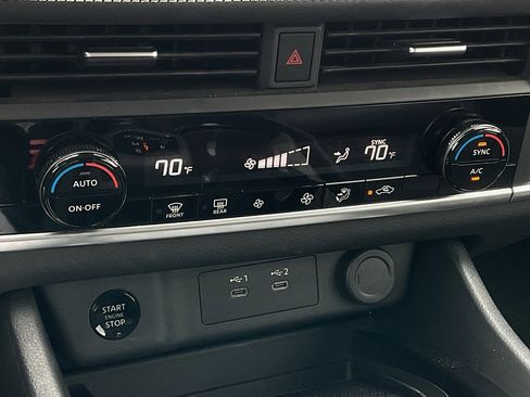 Used 2025 Nissan Rogue SV image 32