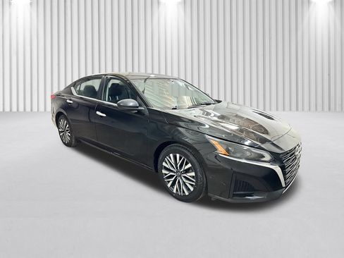 Used 2024 Nissan Altima 2.5 SV FWD image 2