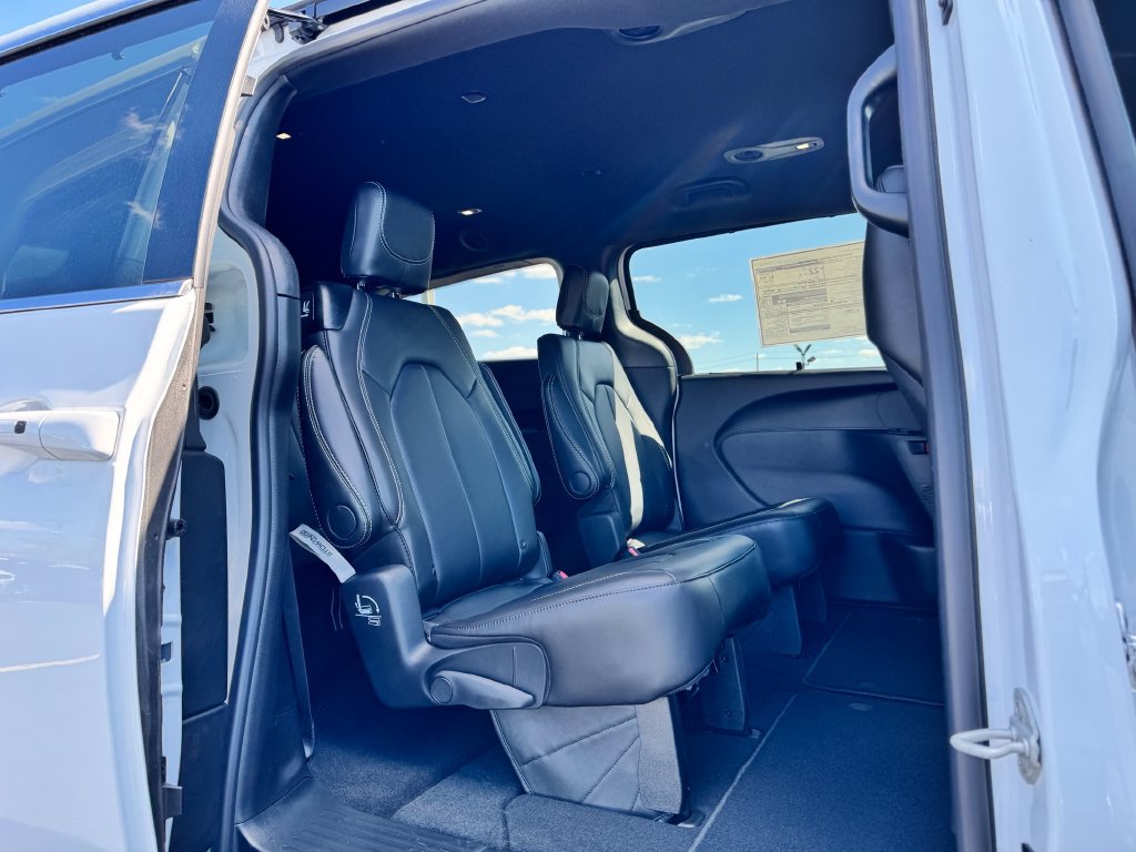 New 2026 Chrysler Pacifica Select FWD image 12