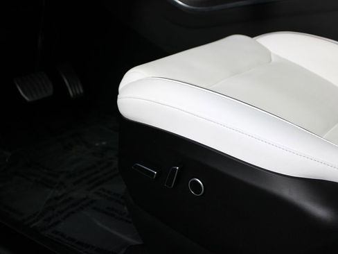 Used 2022 Tesla Model X Plaid image 10