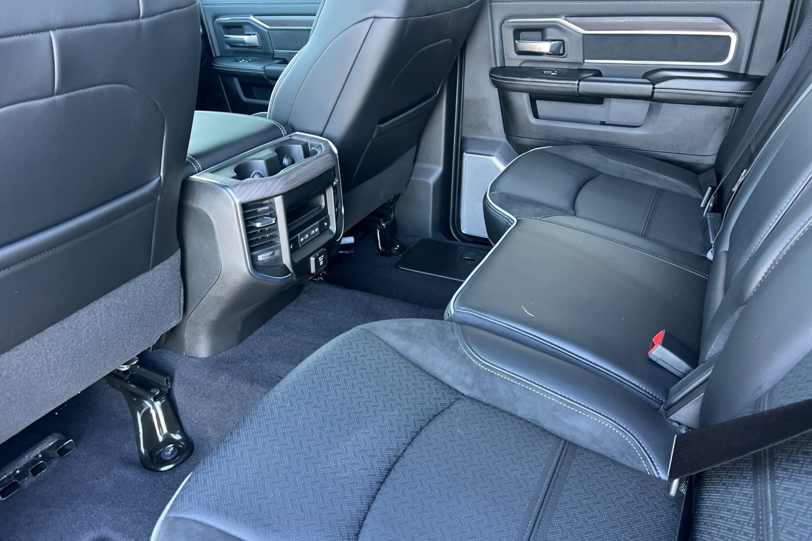 New 2026 RAM 3500 Laramie AWD/4WD image 15