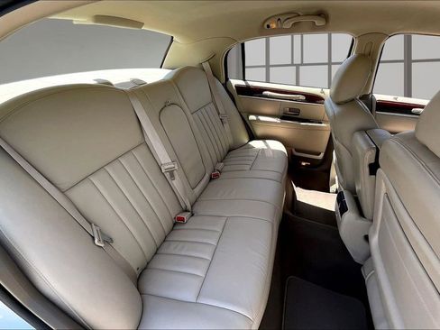 Used 2005 Lincoln Town Car Signature image 24