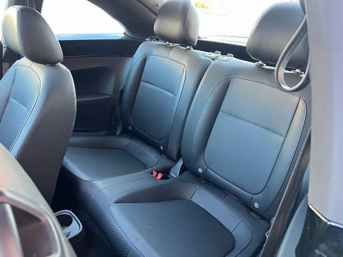 Used 2018 Volkswagen Beetle 2.0T SE FWD image 19