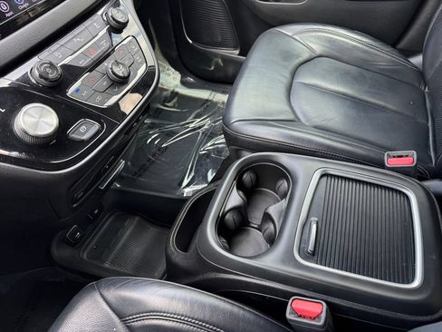 Used 2018 Chrysler Pacifica Touring-L Plus w/ S Appearance Package FWD image 26