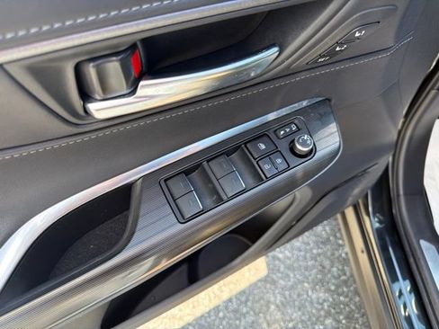 Used 2024 Toyota Venza Limited AWD/4WD image 12