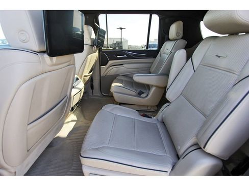 Used 2023 Cadillac Escalade ESV Premium Luxury image 7