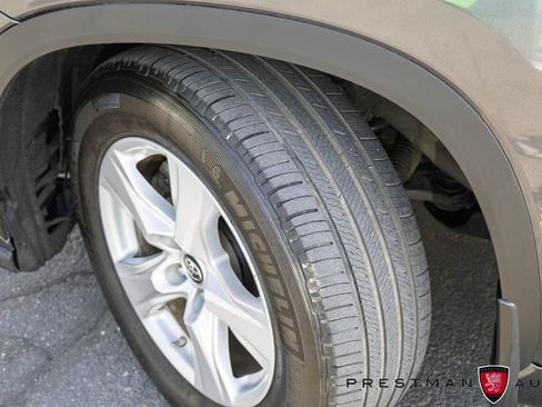 Used 2022 Toyota Highlander LE AWD/4WD image 40