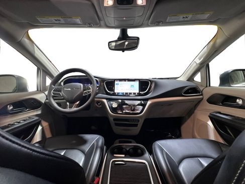 Used 2023 Chrysler Pacifica Touring-L FWD image 13
