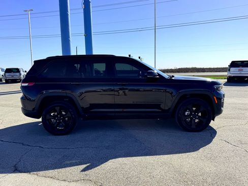 Used 2023 Jeep Grand Cherokee Limited w/ Black Appearance Package image 5